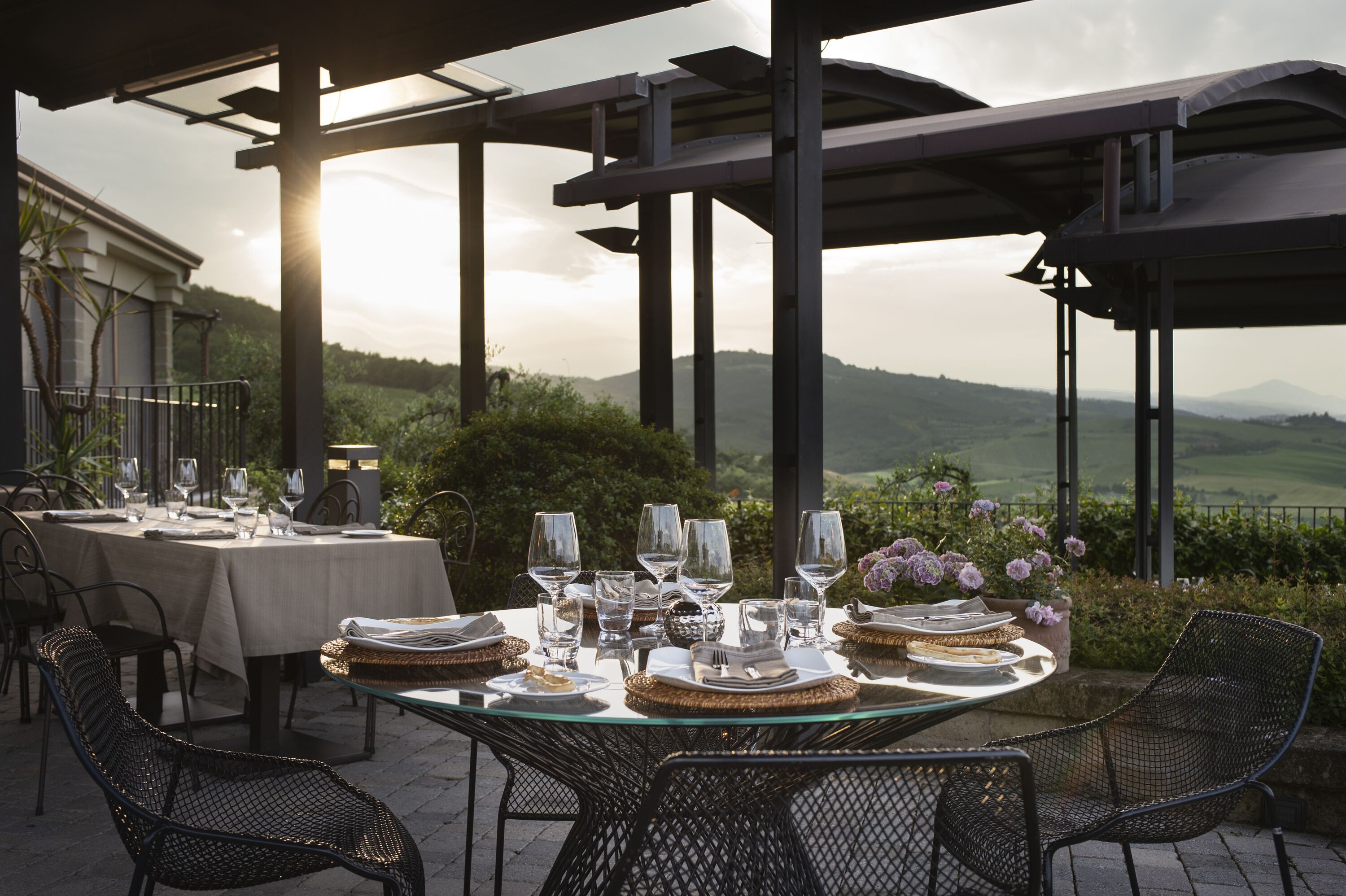 Lunsj og middag serveres, lokale retter