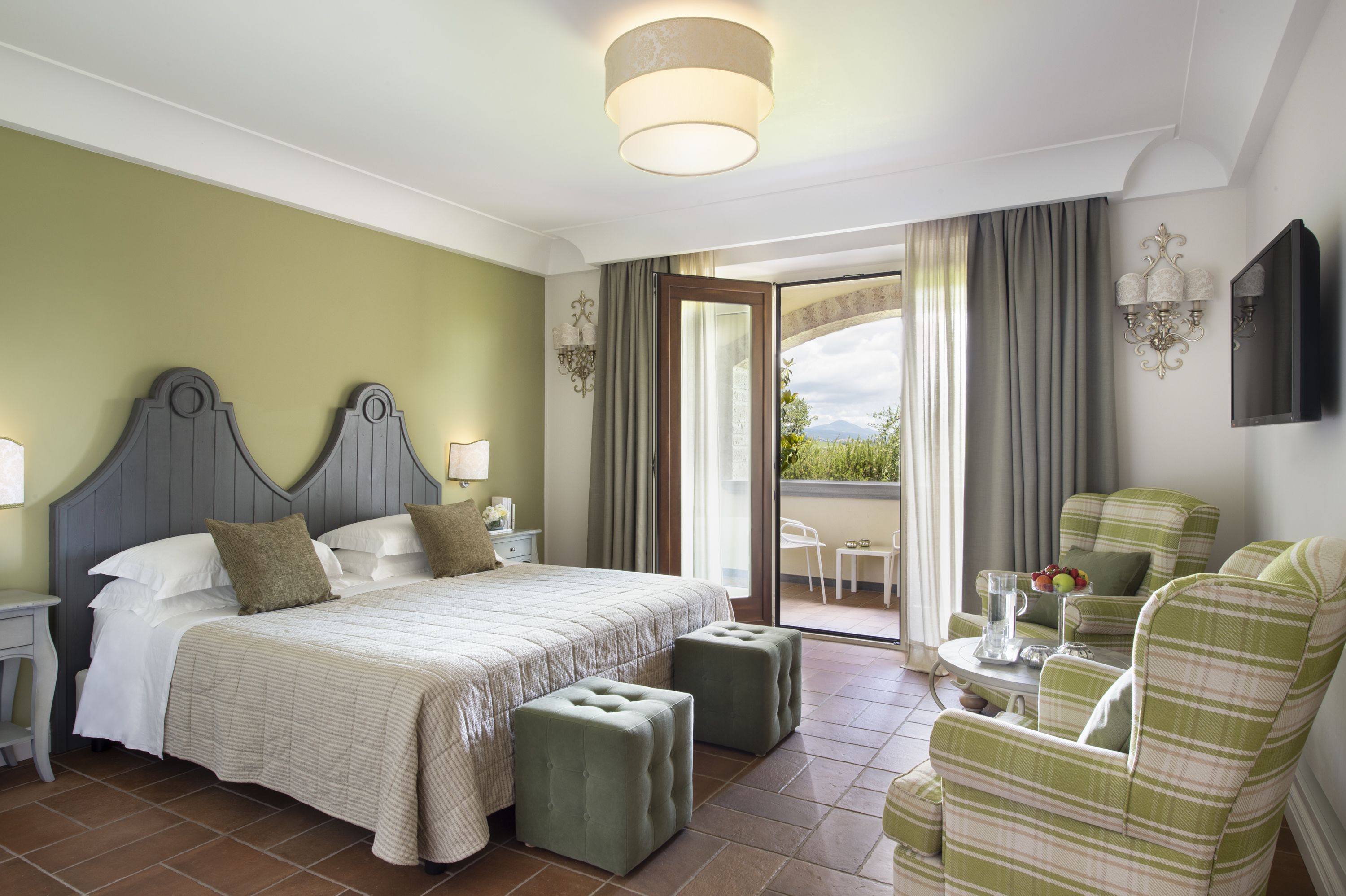 Suite, 1 King-Bett, Hügelblick | Hochwertige Bettwaren, Minibar, Zimmersafe, Schreibtisch