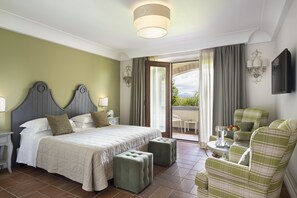 Suite, 1 kingsize-seng, utsikt mot høyde | Sengetøy av topp kvalitet, minibar, safe på rommet og skrivebord