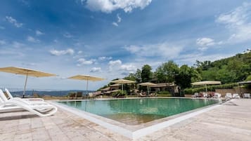 Sæsonbestemt udendørs pool, åben fra kl. 08.30 til kl. 20.00, parasoller