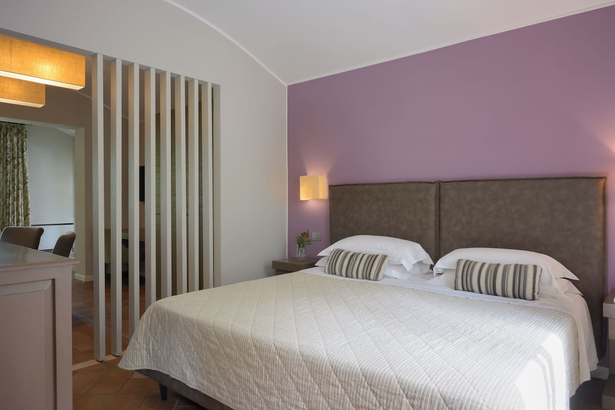 Wellness Suite Queen, Annex Building | Ropa de cama de alta calidad, minibar, caja fuerte y escritorio