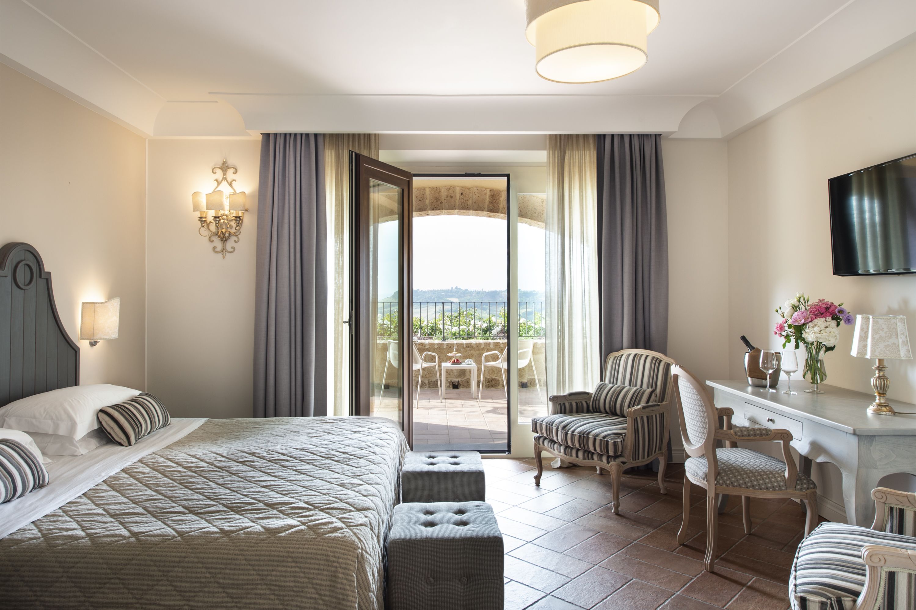 Suite, 1 letto king, vista collina | Biancheria da letto di alta qualità, minibar, una cassaforte in camera