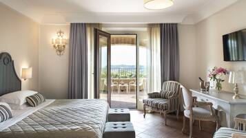 Suite, 1 letto king, vista collina | Biancheria da letto di alta qualità, minibar, una cassaforte in camera