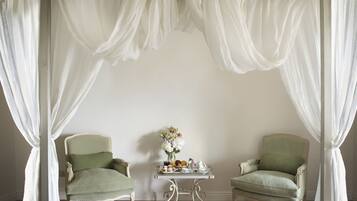 Suite, 1 King Bed, Hill View