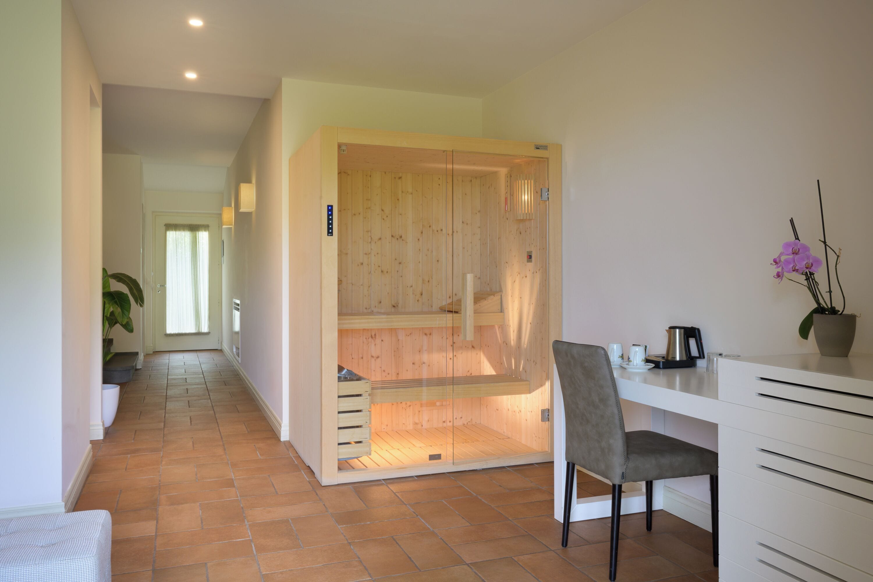 Una habitación moderna con un armario de madera, un escritorio y una silla.
