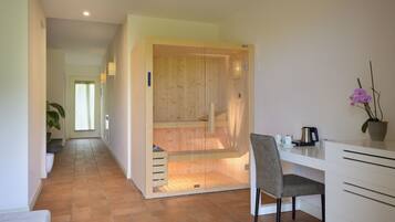 Una habitación moderna con un armario de madera, un escritorio y una silla.