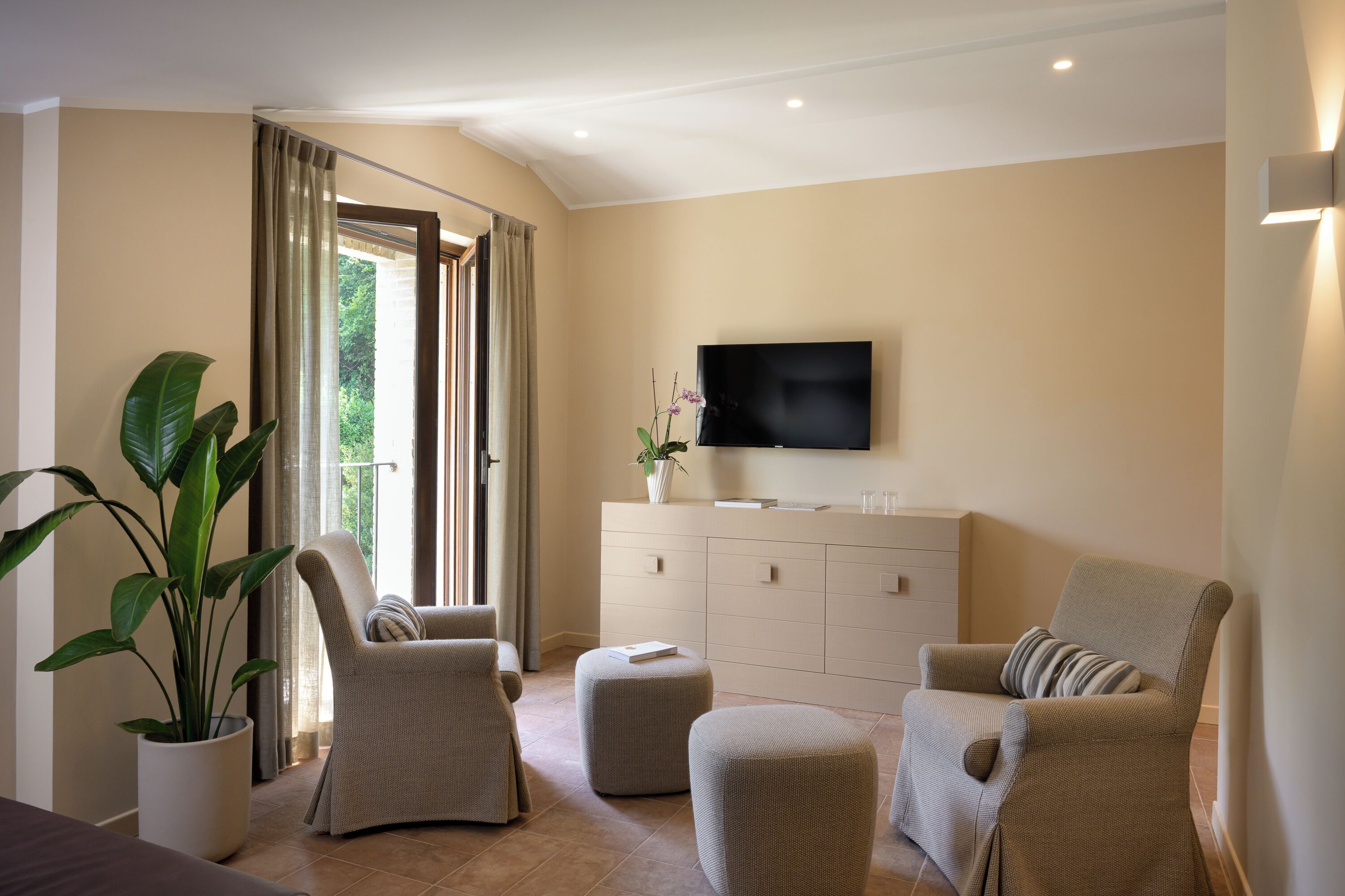 Wellness Suite King, Annex Building | Wohnbereich | Flachbildfernseher