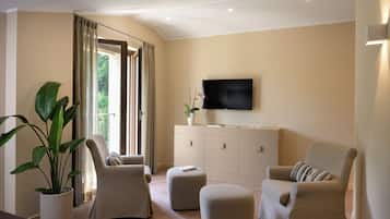 Wellness Suite King, Annex Building | Wohnbereich | Flachbildfernseher