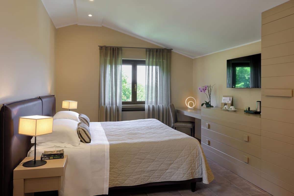 Wellness Suite King, Annex Building | เครื่องนอนระดับพรีเมียม, มินิบาร์, ตู้นิรภัยในห้องพัก, โต๊ะทำงาน