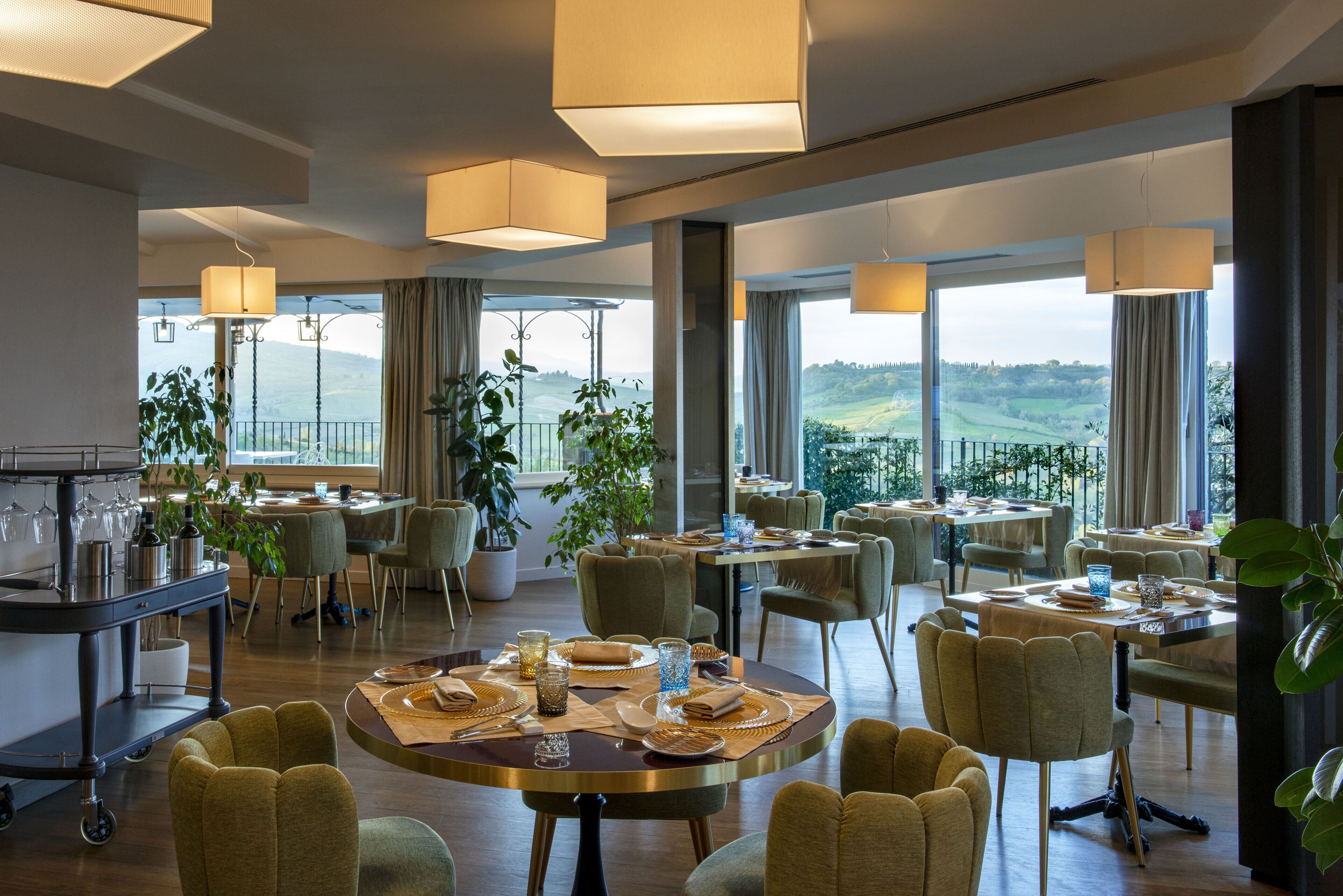 Déjeuner et dîner servis sur place, spécialités Cuisine locale