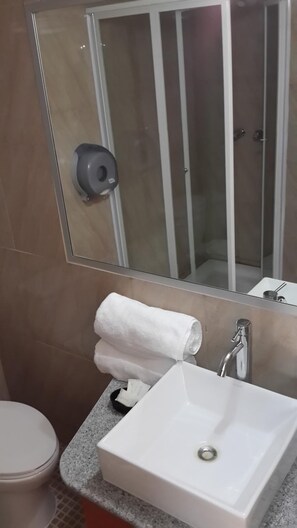 Shower, towels - Express Inn Coronado Hotel & Camping (Las Lajas)