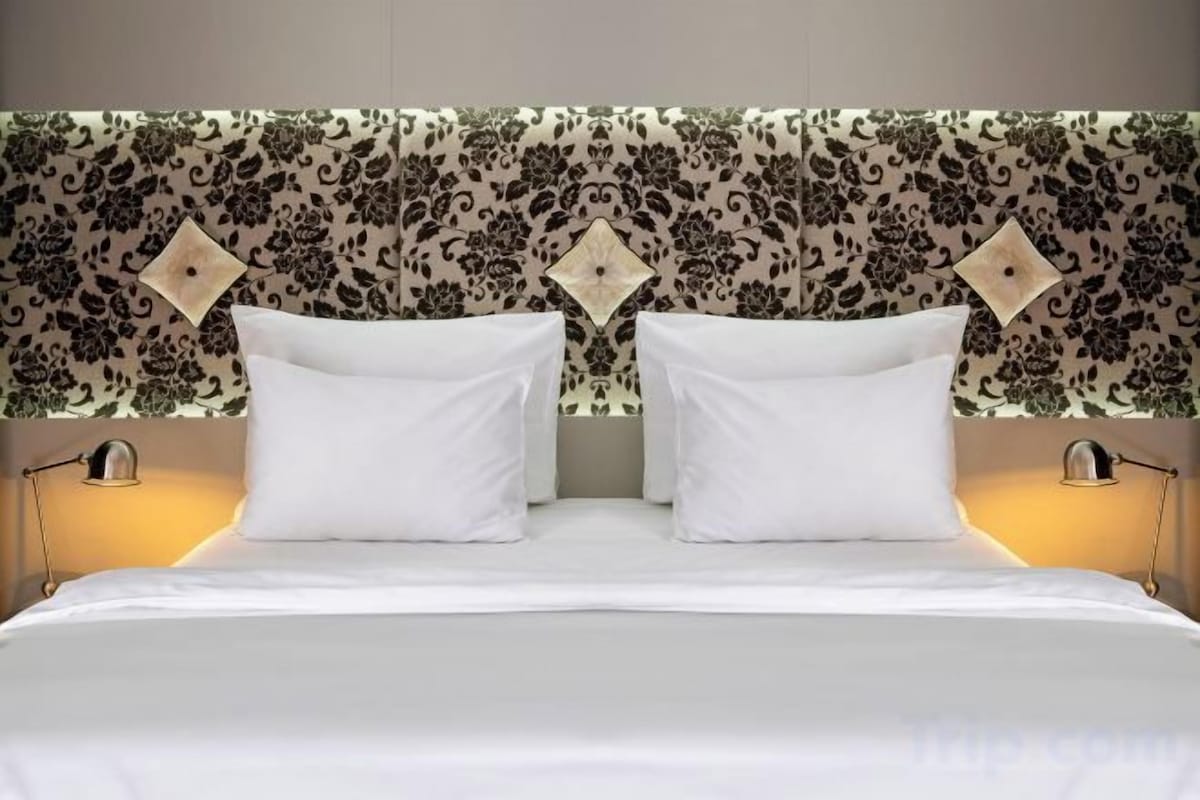 Hypo-allergenic bedding, memory-foam beds, free minibar, in-room safe