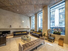 Área de estar no saguão