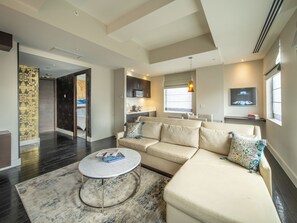 Suíte, 1 cama Queen | Área de estar | Smart TV 55 polegadas com canais a cabo, iPad, Netflix