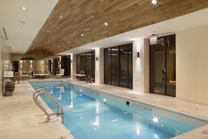 Piscina interna, funciona das 7h às 21h, espreguiçadeiras