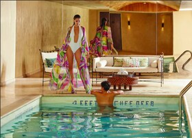 Piscina interna, funciona das 7h às 21h, espreguiçadeiras