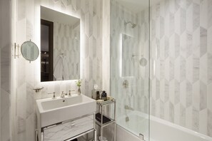 Designer toiletries, hair dryer, bathrobes, slippers - The Marmara Park Avenue (New York)