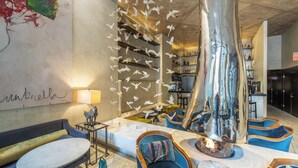 Un intérieur moderne comprenant un bar, des espaces pour s’asseoir et une sculpture décorative.