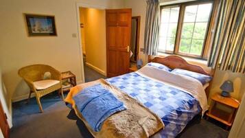 Room, 1 King Bed, Ensuite | Individually decorated, iron/ironing board, free WiFi