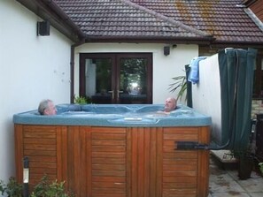 Outdoor spa tub - Shire Lodge B&B (Huntingdon)