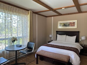 Kamar Standar, 1 Tempat Tidur Queen | Meja kerja, tirai kedap cahaya, dan setrika/meja setrika