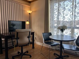 Chambre Standard, 1 grand lit | Bureau, rideaux d’obscurcissement, fer et planche à repasser