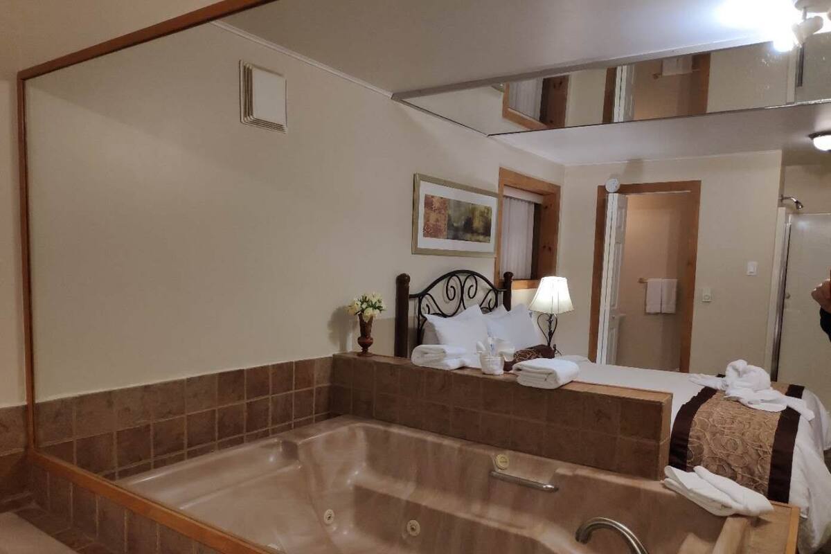 标准房, 1 张大床 (Spa Bath) | 办公桌、遮光窗帘、熨斗/熨板、折叠床/加床（额外收费）