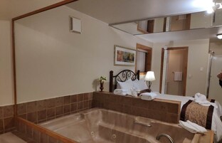 Standard Room, 1 Queen Bed (Spa Bath)