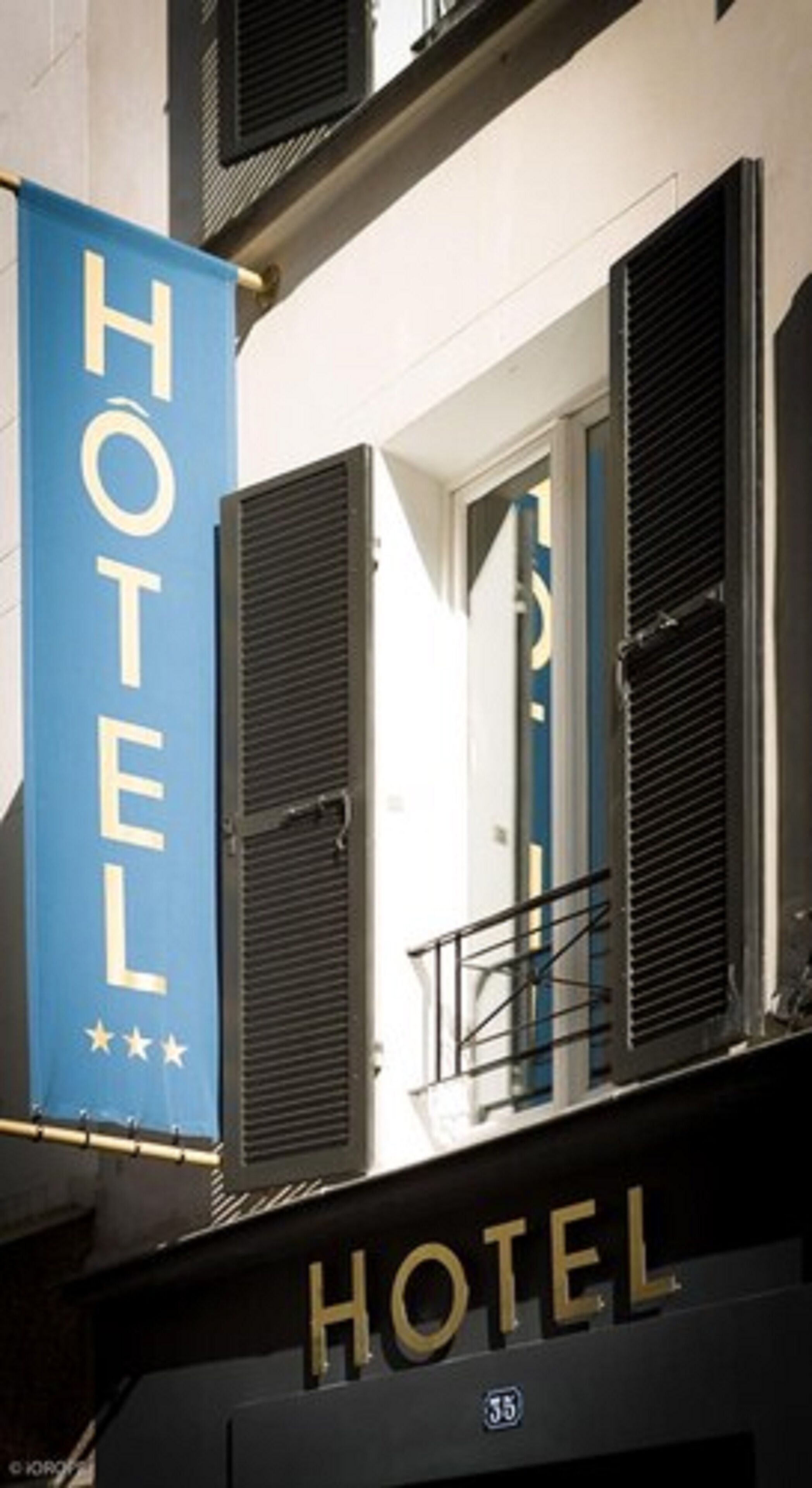 Ein Hotelschild mit dem Wort "HOTEL" in großen Buchstaben und einem kleineren Schild darunter mit der Zahl "35".