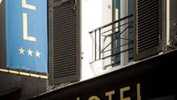 Ein Hotelschild mit dem Wort "HOTEL" in großen Buchstaben und einem kleineren Schild darunter mit der Zahl "35".