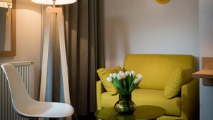Minibar, safe på rommet, skrivebord og lydisolert