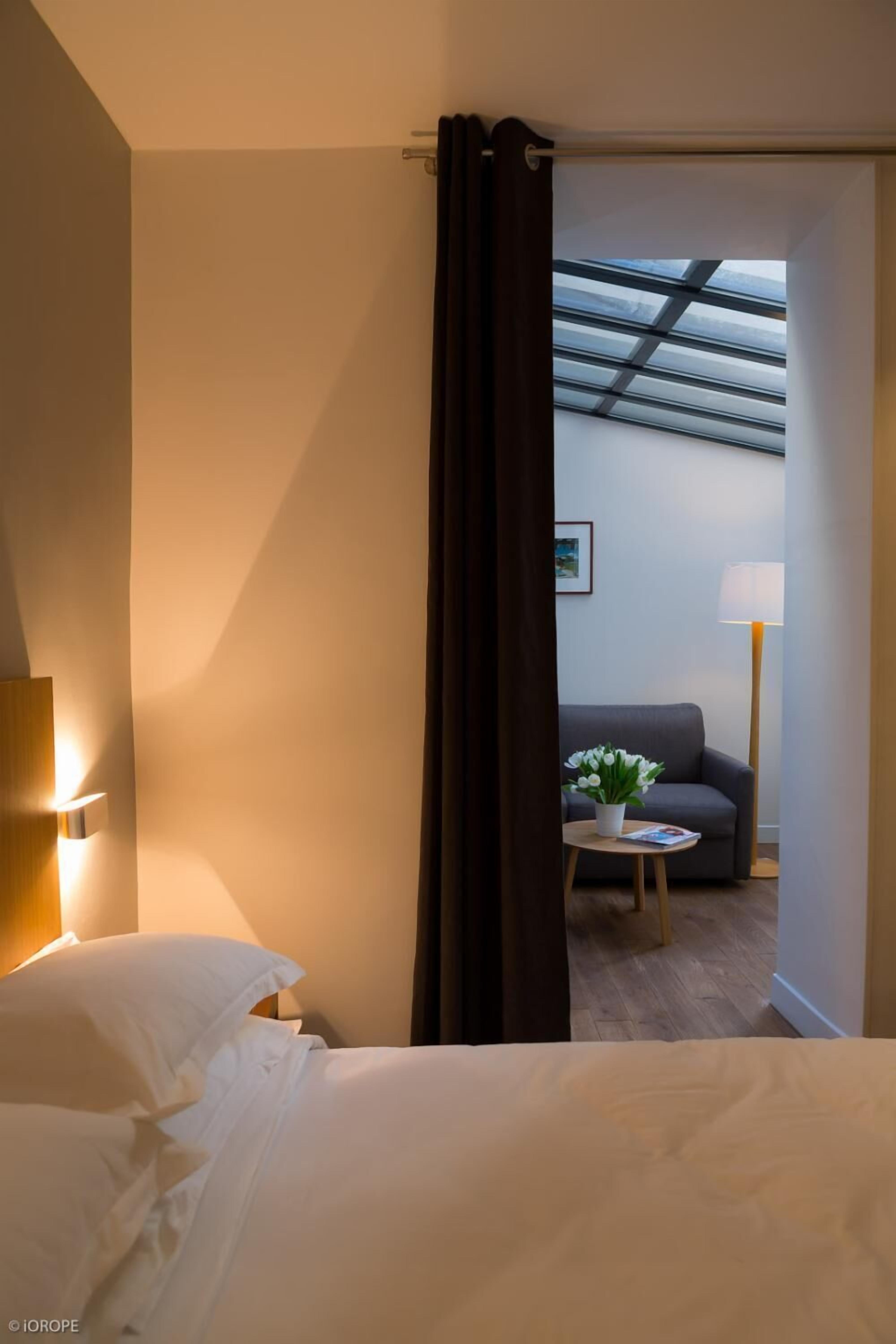 Minibar, safe på rommet, skrivebord og lydisolert