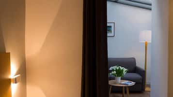 Minibar, safe på rommet, skrivebord og lydisolert