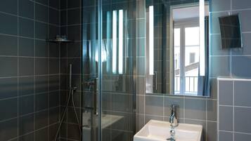 Dusche, kostenlose Toilettenartikel, Haartrockner, Handtücher