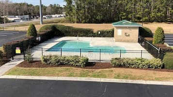 Una piscina al aire libre de temporada