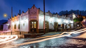 A historic building with a sign reading "Hotel". - Grand Guadalupe by Inmense (San Cristóbal de las Casas)