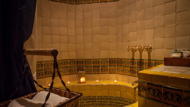 A bathroom with a bathtub, a candle, and a wicker basket with a towel. - Grand Guadalupe by Inmense (San Cristóbal de las Casas)
