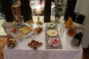 Breakfast weekdays (EUR 9 per person)