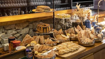 Se ofrece un desayuno bufé todos los días (88.00 BRL por persona)