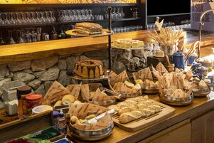 Daily buffet breakfast (BRL 88.00 per person)