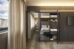 Suite estudio Royal | Minibar, caja fuerte, escritorio y cortinas opacas