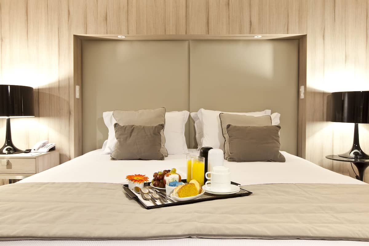 Minibar, Zimmersafe, Schreibtisch, Verdunkelungsvorhänge