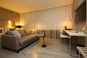 Premium Suite | Minibar, in-room safe, desk, blackout curtains