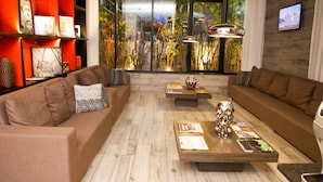 Una sala de estar moderna con un sofá, una mesa de centro y estanterías.
