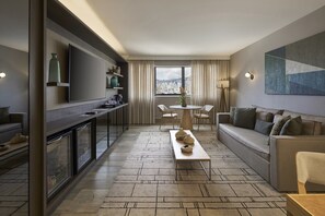 Suite estudio Royal | Minibar, caja fuerte, escritorio y cortinas opacas