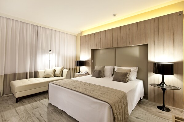 Minibar, coffres-forts dans les chambres, bureau, rideaux occultants