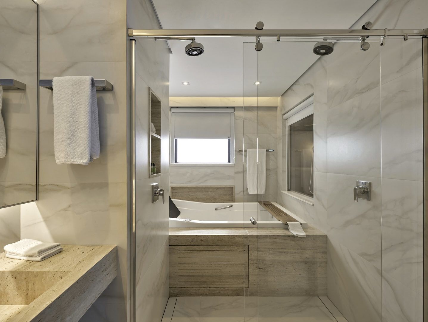 royal studio suite | bathroom | shower, free toiletries, hair dryer, towels