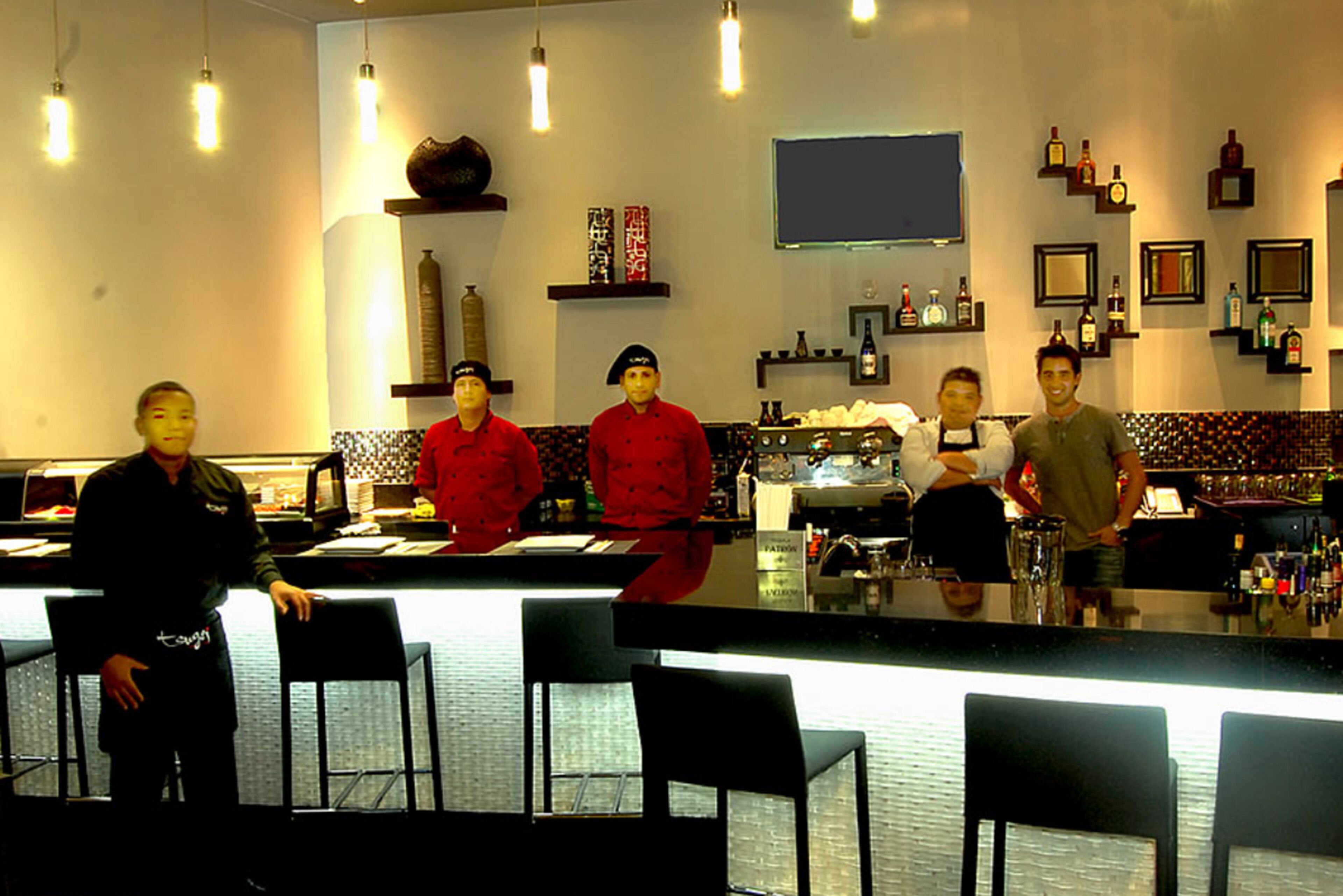 lunch and dinner served, international cuisine