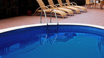 Außenpool, Sonnenschirme, Liegestühle