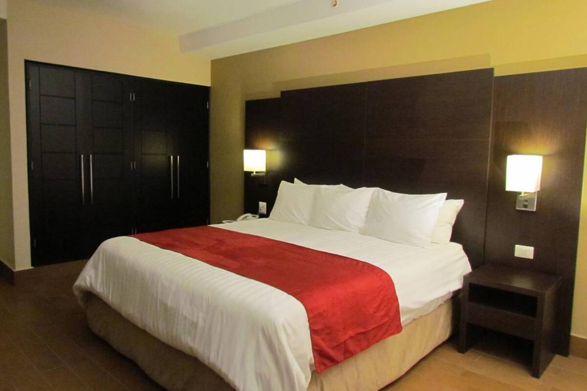 standard room | premium bedding, down duvets, pillow-top beds, in-room safe